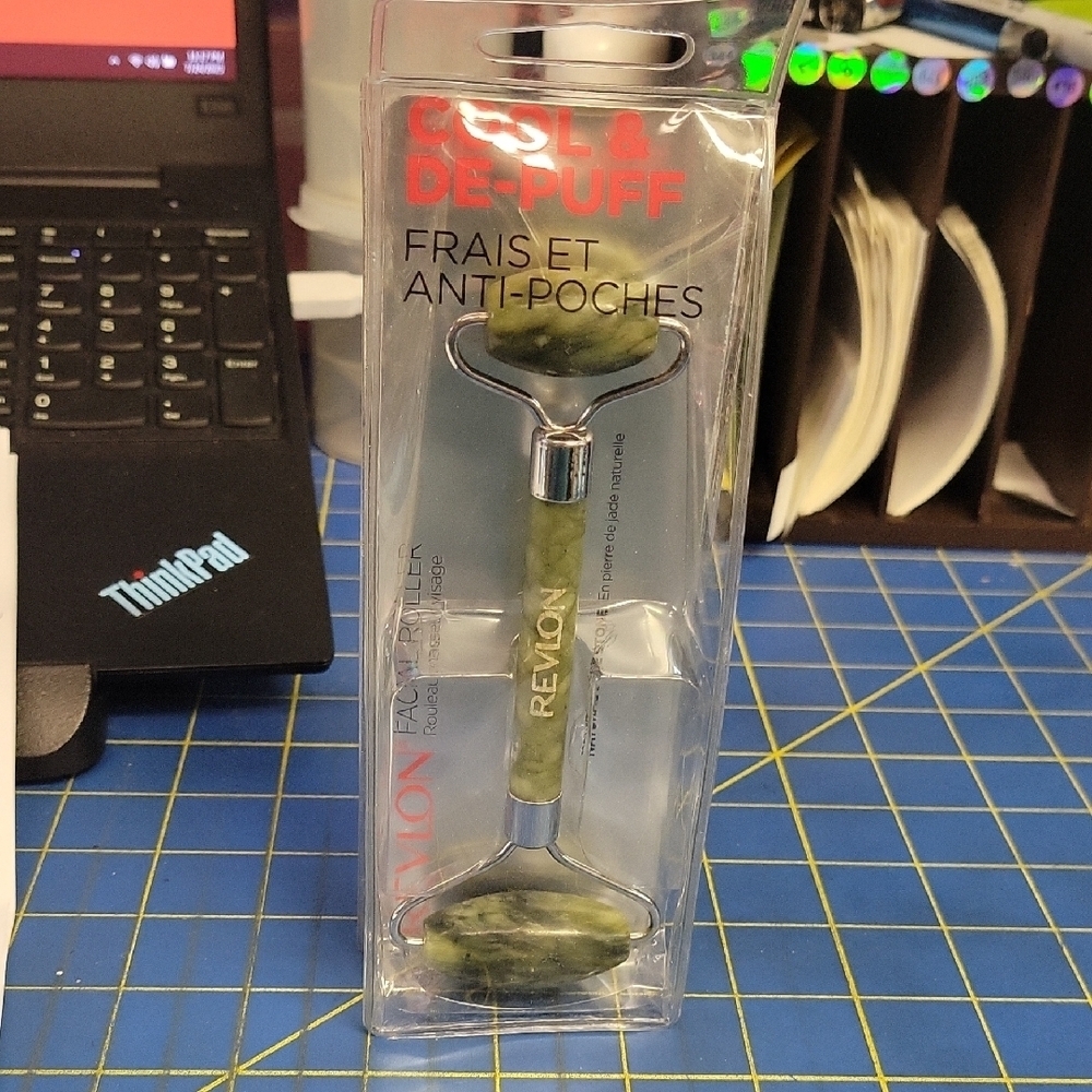 Revlon Jade Green Facial Roller New Cool & Depuff